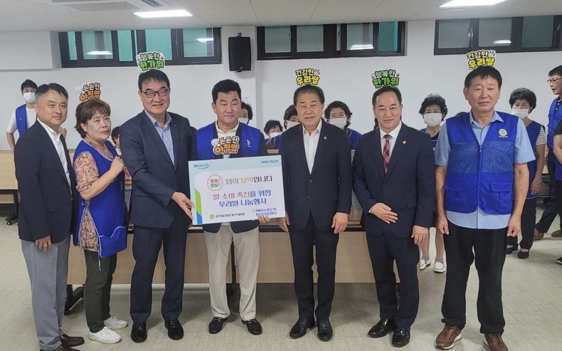 사진설명 : 11일 쌀 소비촉진을 위한 아침밥 먹기 캠페인을 위한 업무협약을 체결하고 있다.<br>
진용식 서울중앙사업본부장(왼쪽 세 번째), 안성철 용산금융센터장(왼쪽 첫 번째), 김용호 서울시의원(왼쪽 다섯 번째) ⓒ타임즈