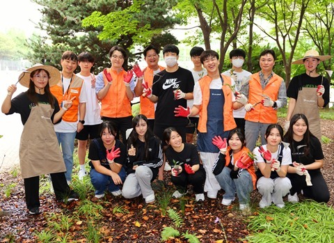 아이들 손으로 직접 가꾼 도심 속 ‘한화생명 생태정원’. 19일(목) 오후 서울 여의도중학교에서 ‘한화생명 생태정원’ 가꾸기 활동이 펼쳐졌다. 한화생명 임직원 봉사단과 서울 여의도중학교 학생들이 함께 우리나라 자생식물을 심고 가꾼 뒤 기념촬영을 하고 있다. ⓒ타임즈 