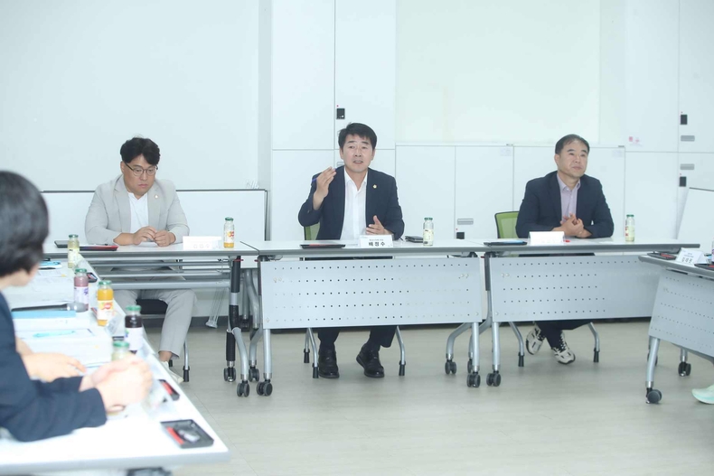 사진 1) 동탄호수공원 어울림센터 환경개선 간담회에서 발언하는 배정수 화성시의회 의장(좌측부터 김영수 의원, 배정수 의장, 김상수 의원) ⓒ타임즈