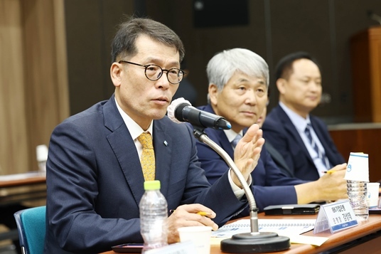 사진은 27일 광주상공회의소에서 열린 중소기업 현장 간담회에서 김성태 IBK기업은행장이 중소기업 대표들과 대화 하고 있는 모습 ⓒ타임즈 