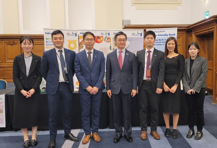 장덕진 NH농협은행 런던사무소장(왼쪽에서 세 번째)과 윤여철 주영국대한민국대사관 대사(왼쪽에서 네 번째)가 26일 영국 런던 주영국 대한민국 대사관이 주최한 국경일 행사에 설치된 농협은행 우리 농산물 홍보부스 앞에서 기념 촬영을 하고 있다. ⓒ타임즈 