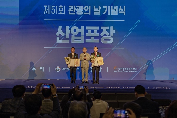 길기연 서울관광재단 대표이사가 2024 관광진흥유공 정부포상 산업포장을 수상했다.(우측부터 길기연 서울관광재단 대표이사, 유인촌 문화체육관광부 장관, 민경혁 (주)남이섬 대표) ⓒ타임즈 