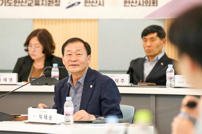 사진설명: 안산시의회 박태순 의장(사진 가운데)이 지난 27일 4.16생명안전교육원 시민홀에서 열린 ‘안산청소년의회 기관장 정담회’에 참석했다.(2) ⓒ타임즈