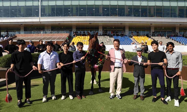 위너스맨 은퇴행사 기념촬영 모습(오른쪽에서부터 네 번째 이경희 마주, 세 번째 최기홍 조교사) ⓒ타임즈 