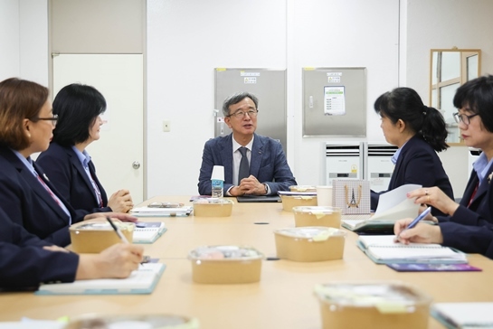 경마지원직 소통활동 나선 한국마사회 정기환 회장 ⓒ타임즈 