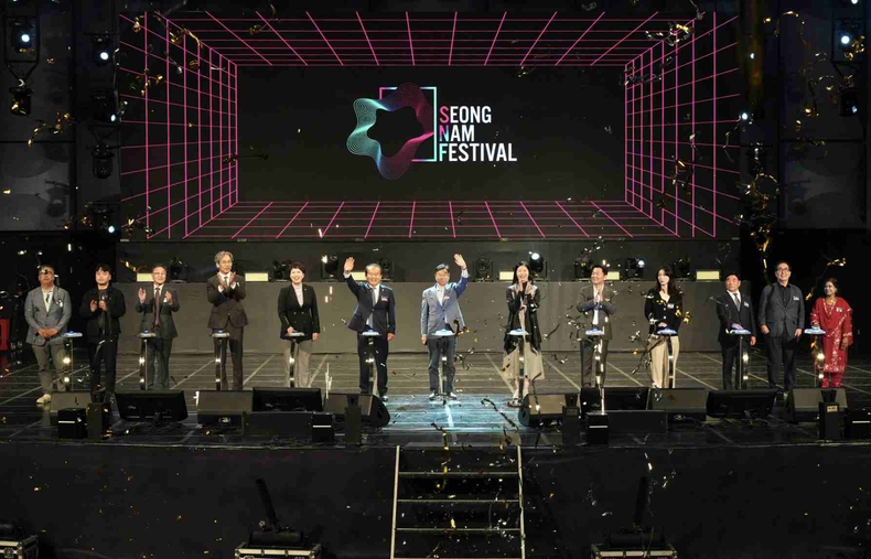 2.신상진 성남시장과 주요 내빈이 2024 성남페스티벌 개막을 선포하고 있다 ⓒ타임즈