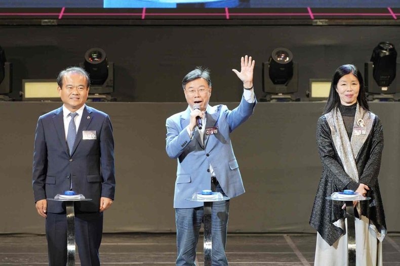1. 사진 가운데 신상진 성남시장, 사진 우측 서정림 성남문화재단 대표이사, 사진 좌측 이덕수 성남시의회 의장 ⓒ타임즈