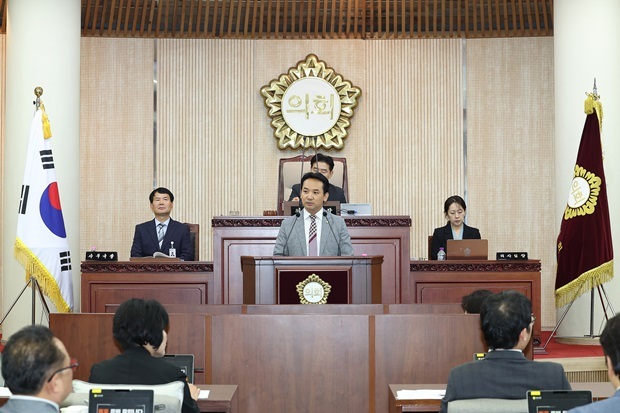 4일(금), 의회 본회의장에서 열린 제289회 임시회에서 ‘고양시에 시기(市旗)가 없다’를 제목으로 5분발언을 하며, ‘시기(市旗)’ 등 고양시에서 사용되고 있는 일부 상징물들이 관련 조례를 어긴 채 엉망으로 관리되고 있는 실태를 지적했다. ⓒ타임즈 