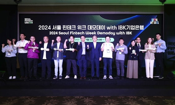 사진은 지난 7일 여의도 콘래드 서울 에서 열린 ‘2024 서울 핀테크 위크 데모데이 with IBK기업은행’에서 박일규 IBK기업은행 디지털그룹 부행장(왼쪽에서 여덟 번째), 정영준 서울특별시 경제일자리기획관(왼쪽에서 일곱 번째) 참여기업 관계자들이 기념촬영을 하고 있는 모습 ⓒ타임즈 
