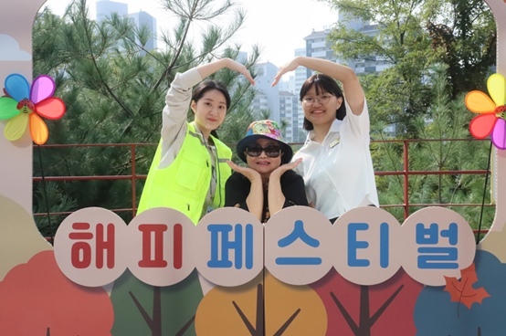 복지관 1층 테라스에서 진행된 체험부스 참여사진 ⓒ타임즈 