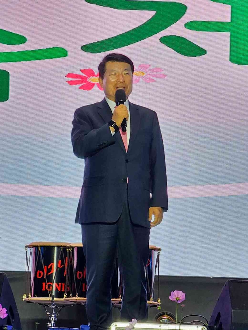 구리시 코스모스축제 전야제에서 백경현 구리시장 사진(6) ⓒ타임즈