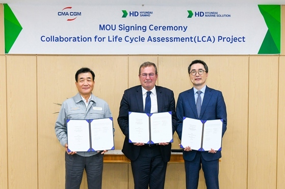  HD현대마린솔루션, HD현대삼호, CMA-CGM 등 3社는 최근 ‘LCA 산출을 위한 업무협약’을 체결했다(왼쪽부터 HD현대삼호 신현대 대표, CMA-CGM 자비에 르클레르크 부사장, HD현대마린솔루션 김정혁 상무) ⓒ타임즈 