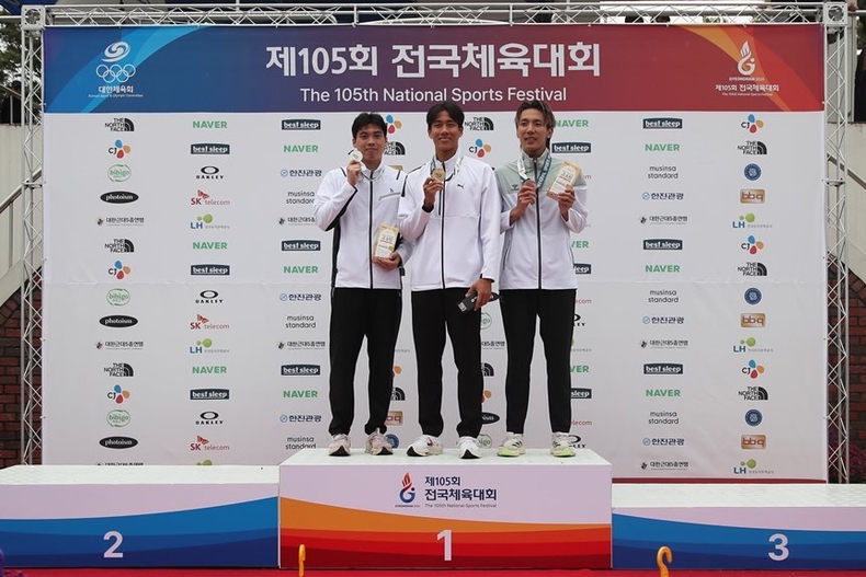 14일(월) 진주 경남체육고등학교에서 열린 제 105회 전국체육대회 근대5종 시상식에서 정진화 선수(LH 소속, 가운데)가 금메달을 목에 걸고 다른 선수들과 기념 촬영을 하고 있다. ⓒ타임즈 