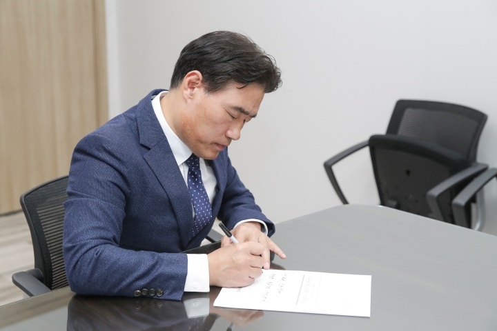 친필 서한문을 작성하는 김운남 의장 ⓒ타임즈 