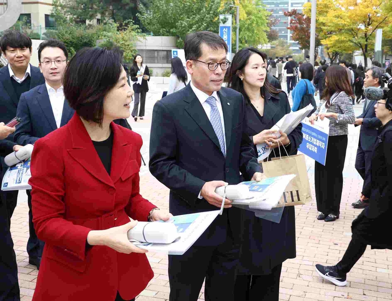 IBK중소기업재직자우대저축 가두 홍보 캠페인 ⓒ타임즈<br>
<사진은 28일 서울 구로구 기업은행 구로동지점 인근에서 오영주 중소벤처기업부 장관(왼쪽)과 김성태 IBK기업은행장(오른쪽)이 출근길 가두 홍보 캠페인을 하고 있는 모습>