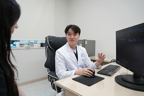 당제생병원 소화기내과 서준영 과장이 환자에게 설명하고 있다. ⓒ타임즈 