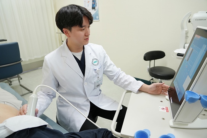 분당제생병원 소화기내과 서준영 과장이 간섬유화 검사를 하고 있다. ⓒ타임즈 