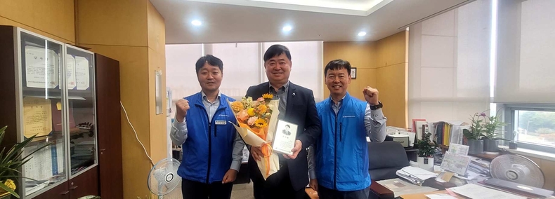 시의원 감사패 전달 사진 ⓒ타임즈