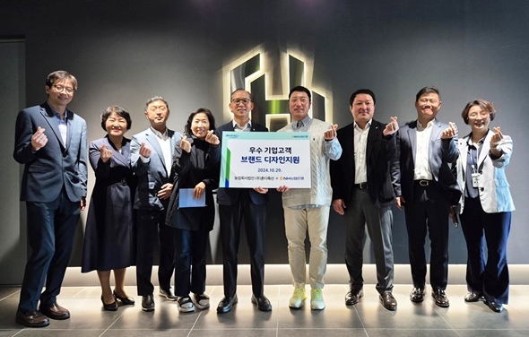 29일 제주시 혼디축산 본사에서 실시한 브랜드 디자인 컨설팅에서 농협은행 박병규 수석부행장(좌측 다섯번째), 혼디축산 김형건 대표(좌측 여섯번째) 및 임직원들이 기념촬영을 하고 있다. ⓒ타임즈 