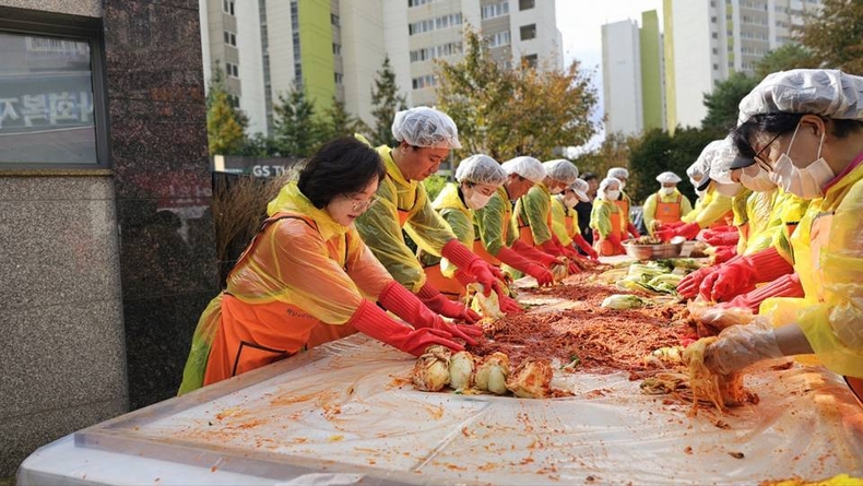 지난 29일 하남시미사강변종합사회복지관(관장 조혜연)과 함께 하남시 내 취약계층 한 부모가정을 대상으로 건강한 식생활 지원을 위해 직접 김장을 진행하고 배달하였다고 밝혔다. 2 ⓒ타임즈 