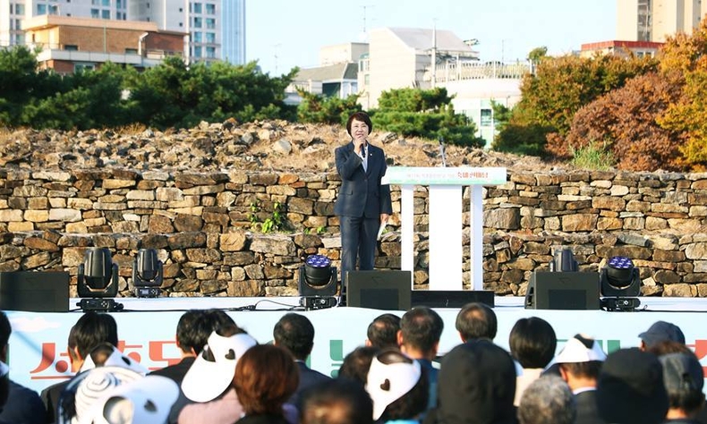 10월 31일(목) 16시 석촌동 고분군 일대에서 열린 ‘제11회 석촌동민의 날 기념 축제 한마당’ 기념식에 참석했다. ⓒ타임즈 