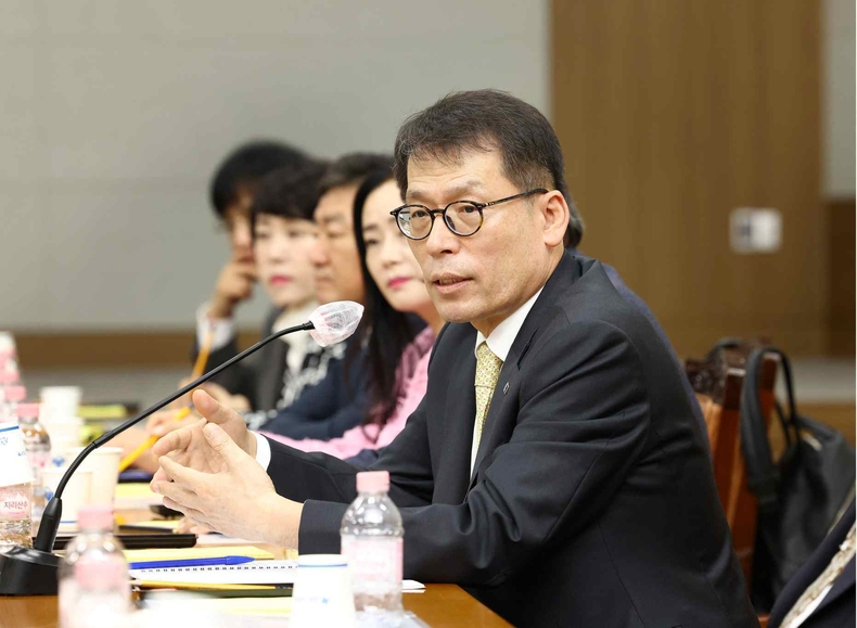 중소기업 현장 간담회(2) ⓒ타임즈<br>
<사진은 5일 대구상공회의소에서 열린 중소기업 현장 간담회에서 김성태 IBK기업은행장이 중소기업 대표들과 대화 하고 있는 모습>