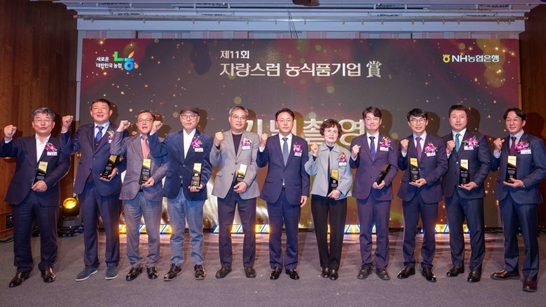 5일 서울 신라호텔에서 열린 시상식에서 이석용 농협은행장(좌측 여섯번째) 및 수상자들이 기념촬영을 하고 있다. ⓒ타임즈 