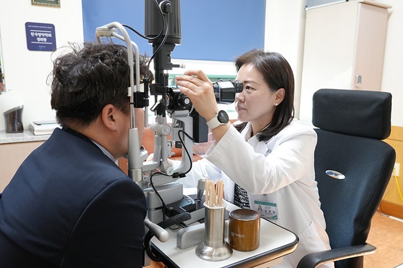 안과길현경과장이황반변성환자진료를하고있다 ⓒ타임즈 