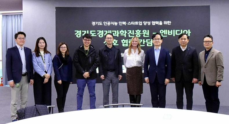 엔비디아 테크데이 기념촬영 ⓒ타임즈<br>
7일, 경기창조경제혁신센터에서 열린 ‘2024 엔비디아 테크데이’에서 강성천 경과원장(오른쪽 세번 째)과 수잔 마샬 엔비디아 수석 이사(오른쪽 네 번째)가 기념촬영을 하고 있다.