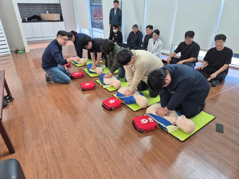 ▶ 사진자료 : 화성도시공사에서 ‘지역주민과 함께하는 화성 함백한 추모공원 심폐소생술 교육’을 실시하고 있다. (화성도시공사 제공)(2) ⓒ타임즈