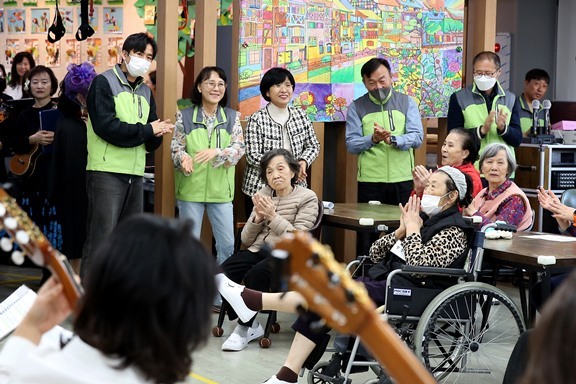 8일 연무동 소재의 한 주간보호센터에서 열린 수원도시공사 나눔문화 프로젝트 ‘찾아가는 문화사랑방’ 봉사활동에서 공사 나눠드림 봉사단이 어르신들과 공연을 함께 즐기고 있다.(사진=수원도시공사 제공) ⓒ타임즈 