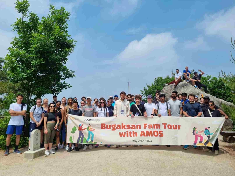 (대표사진) AMOS 경영대학원생들이 북악산 정상에서 포즈를 취하고 있다. ⓒ타임즈