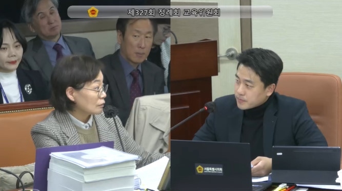 서울시의회 교육위원회 소속 이희원 의원이 지난 11월 8일 행정사무감사 교육위원회 4일차 회의에서 주소연 교육정책국장을 상대로 질의하고 있다. ⓒ타임즈 