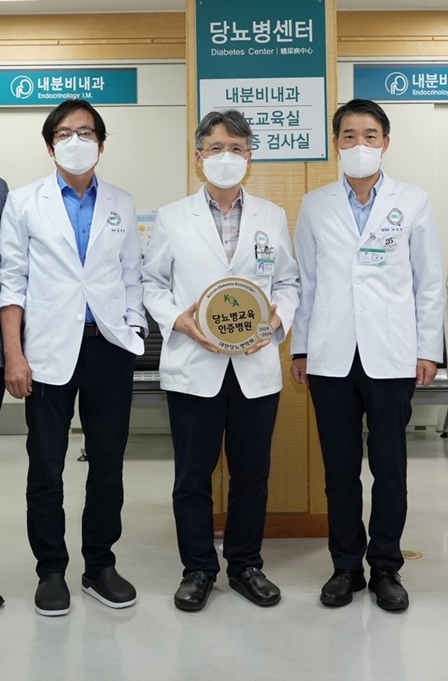왼쪽부터 분당제생병원 내분비내과 김용현 과장, 신동현 주임과장, 나화엽 병원장 ⓒ타임즈 