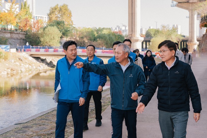 이병윤 교통위원장(가운데)이 한국영 서울시설공단 이사장(우측), 청계천관리처장(좌측)과 청계천을 방문해 시설을 점검하고 있다 ⓒ타임즈 