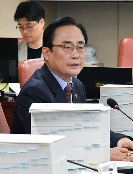 김형재 의원이 8일 개최된 서울시의회 문화체육관광위원회 행정사무감사에서 상암 월드컵경기장 잔디 관리 부실 문제에 대해 질의를 하고 있다. ⓒ타임즈 