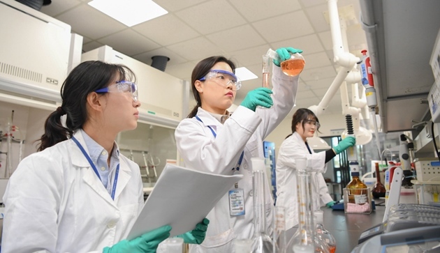 수도권매립지관리공사 자원순환기술연구소 연구원들이 실험실에서 환경측정 분석 시험을 하고 있는 모습 ⓒ타임즈 