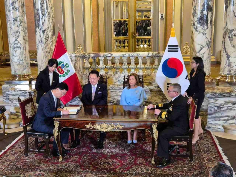 (사진대통령실 제공)_주원호 HD현대중공업 특수선사업대표와 세사르 베나비데스 페루 시마조선소 소장이 16일(현지시간) 페루 리마 대통령궁에서 윤석열 대통령과 디나 볼루아르테 페루 대통령이 임석한 가운데 잠수함 공동개발 MOU에 서명 ⓒ타임즈