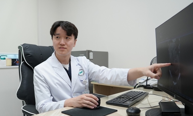 분당제생병원 소화기내과 서준영 과장이 환자에게 설명하고 있다. ⓒ타임즈 