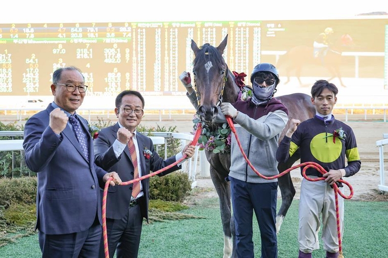과천시장배 우승의 원평스톰과 경주마 관계자들 ⓒ타임즈 