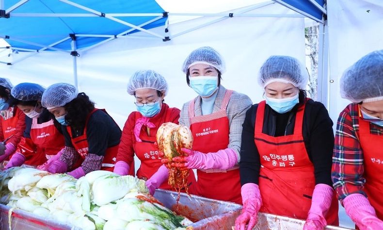 11월 22일(금) 14시 송파근린공원에서 열린 민주평통 송파구협의회 ‘통일대사와 함께 사랑의 김장 나눔’에 참여했다. ⓒ타임즈 