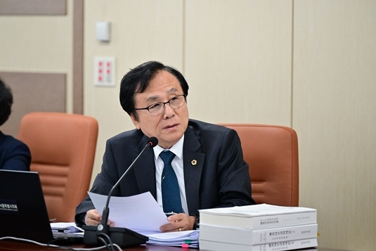 강석주 서울시의원이 제327회 정례회 2025년도 여성가족실 소관 예산안에 대해 질의하고 있다. ⓒ타임즈 