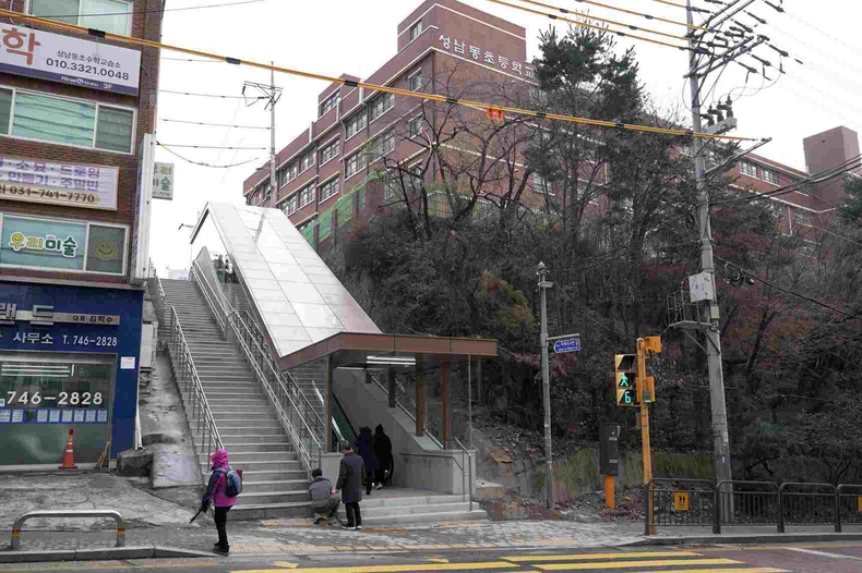 도로과-성남동초등학교 인근에 설치된 에스컬레이터 모습(2) ⓒ타임즈