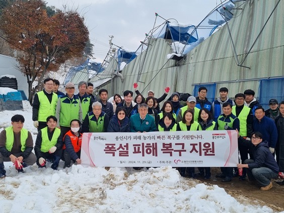 29일 폭설로 피해를 입은 남사읍 하우스 농가의 긴급 지원을 위해 자원봉사자 30여명이 자원봉사활동을 펼쳤다. 1 ⓒ타임즈 