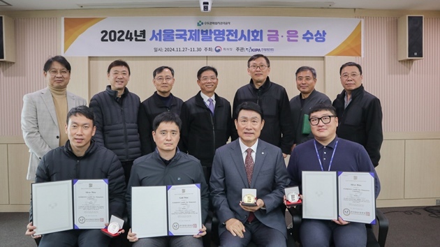 서울국제발명전시회 수상자와 사장, 본부장, 관계부서장 등 기념사진 촬영 모습<br>
(앞줄 좌측부터) 골프장관리부 김정연 파트장, 연구개발부 이상경 과장, 송병억 사장, 기술지원부 박장춘 대리<br>
(뒷줄 좌측부터) 김상훈 상생본부장, 김재규 골프장관리부장, 정시용 지역상생처장, 조준호 자원기술처장, 염경섭 자원순환기술연구소장, 이희문 연구개발부장, 유호영 기술지원부장 ⓒ타임즈 
