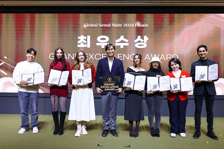 지난 11월 29일 보코서울강남에서 개최된 글로벌서울메이트 해단식에서 서울관광재단 김만기 국제관광MICE본부장이 우수활동자들을 시상하고 있다. ⓒ타임즈 