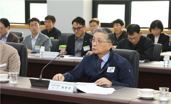 지난 11월 이한준 사장이 하남교산지구를 방문한 뒤, 주택착공 현황을 점검을 하고 있다. ⓒ타임즈 