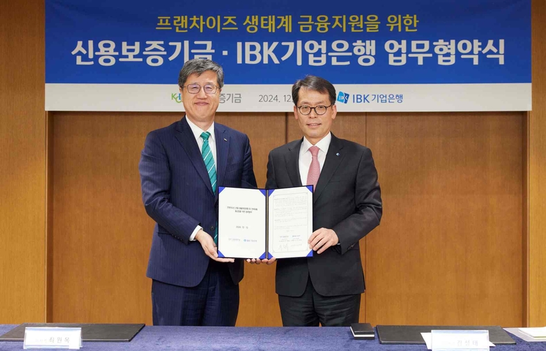 기업은행, 신용보증기금 협약식 ⓒ타임즈<br>
<사진은 지난 13일 서울 강남구 삼성동 IBK벤처투자에서 열린 ‘IBK창공 PLUS 수원’ 에서 참석자들이 기념촬영을 하고 있는 모습>