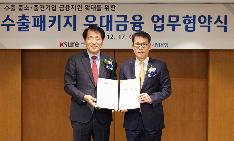 무역보험공사-IBK기업은행 업무협약식 ⓒ타임즈<br>
<사진은 17일 서울 중구 을지로 기업은행 본점에서 열린 업무협약식에서 김성태 IBK기업은행장(오른쪽)과 장영진 한국무역보험공사 사장(왼쪽)이 기념촬영을 하고 있는 모습>
