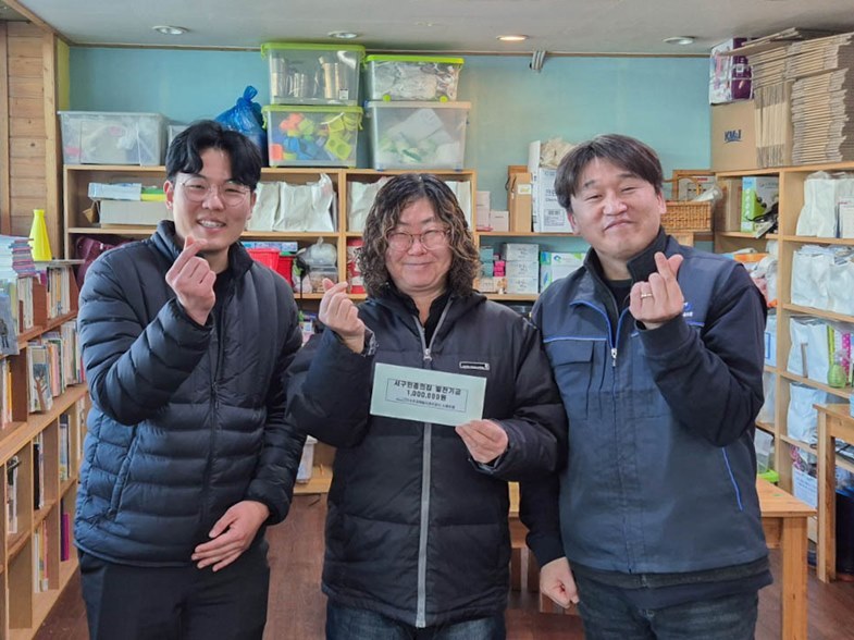 서구 민중의 집 대표와 공사 노사 관계자가 기념사진을 촬영하고 있는 모습 . (좌측부터) 수도권매립지관리공사 정용현 과장, 서구 민중의 집 이애향 공동대표, 수도권매립지관리공사노동조합 이성호 위원장 ⓒ타임즈 